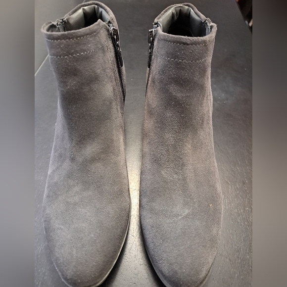 Blondo Chelsea Grey Suede Ankle Booties    Size 8.5 - Picture 1 of 13